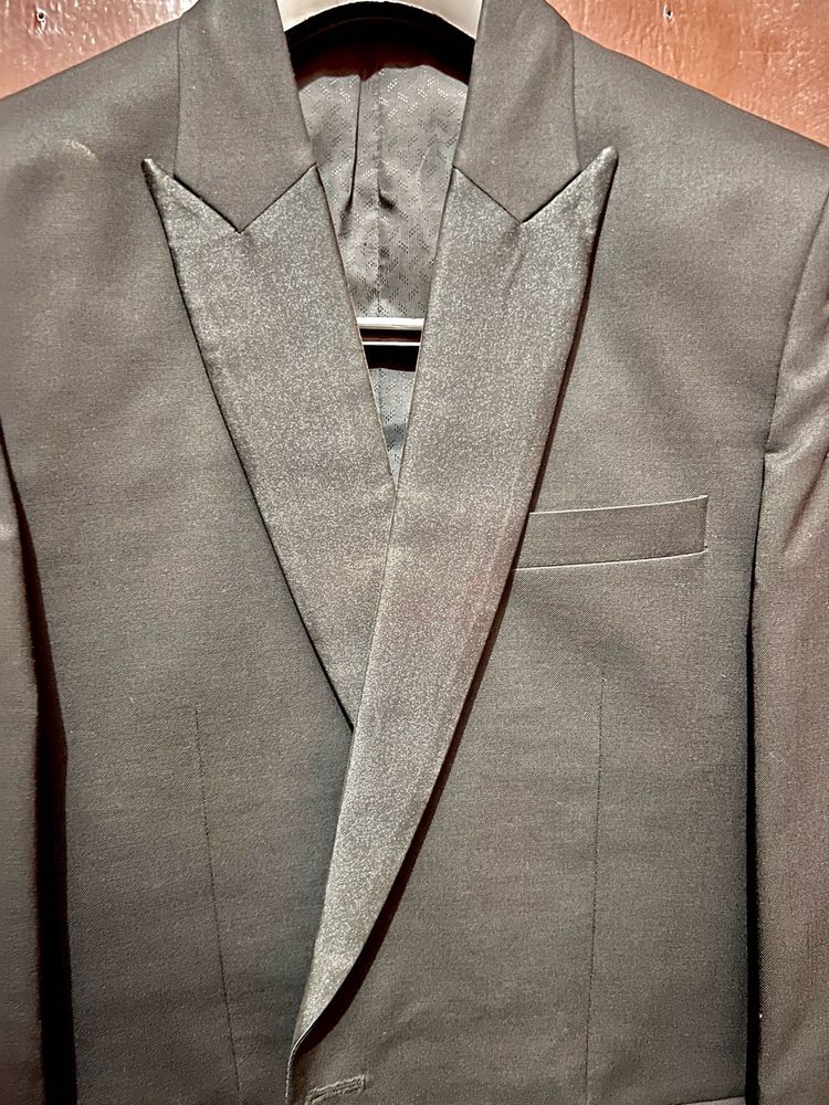 Elegant Satin-Lapel Black Blazer – A Must-Have for