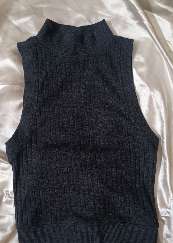 Forever 21 Turtle Neck Sleeveless Crop Top | Size