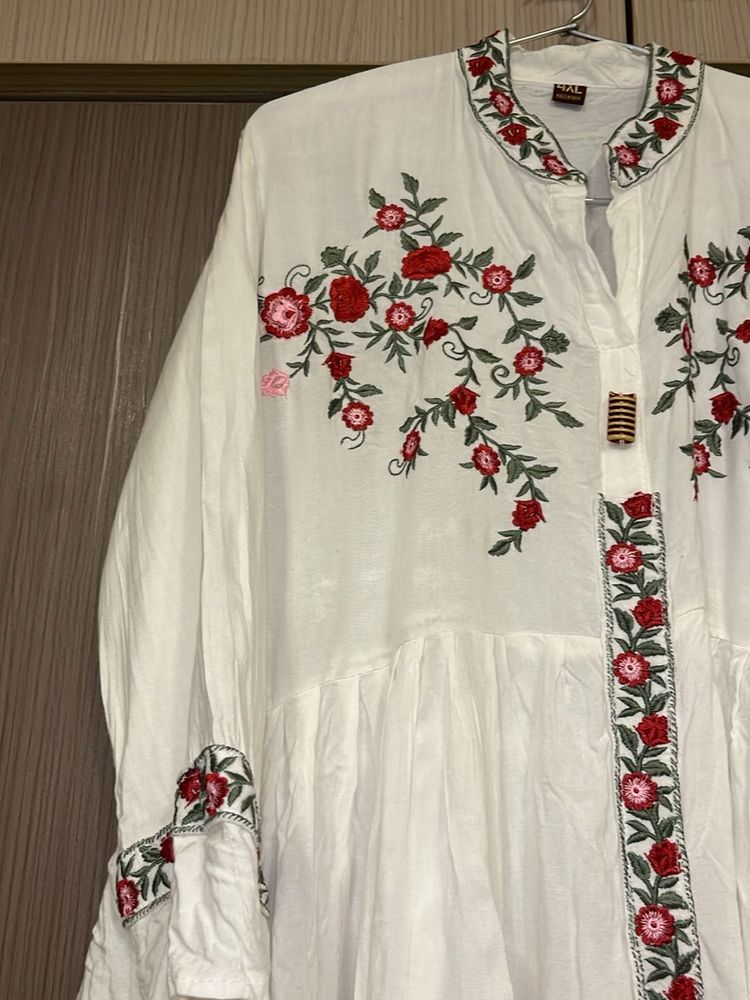 Floral Embroidered White Kurta