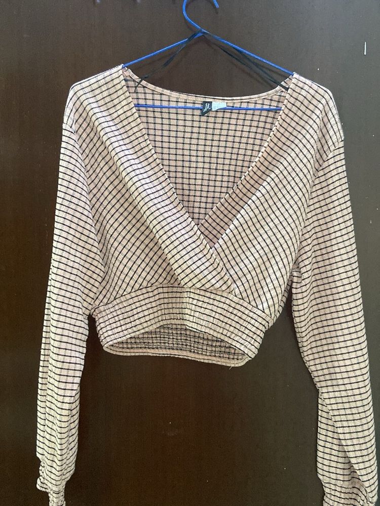 H&amp;M Checkered Long Sleeve Crop Top