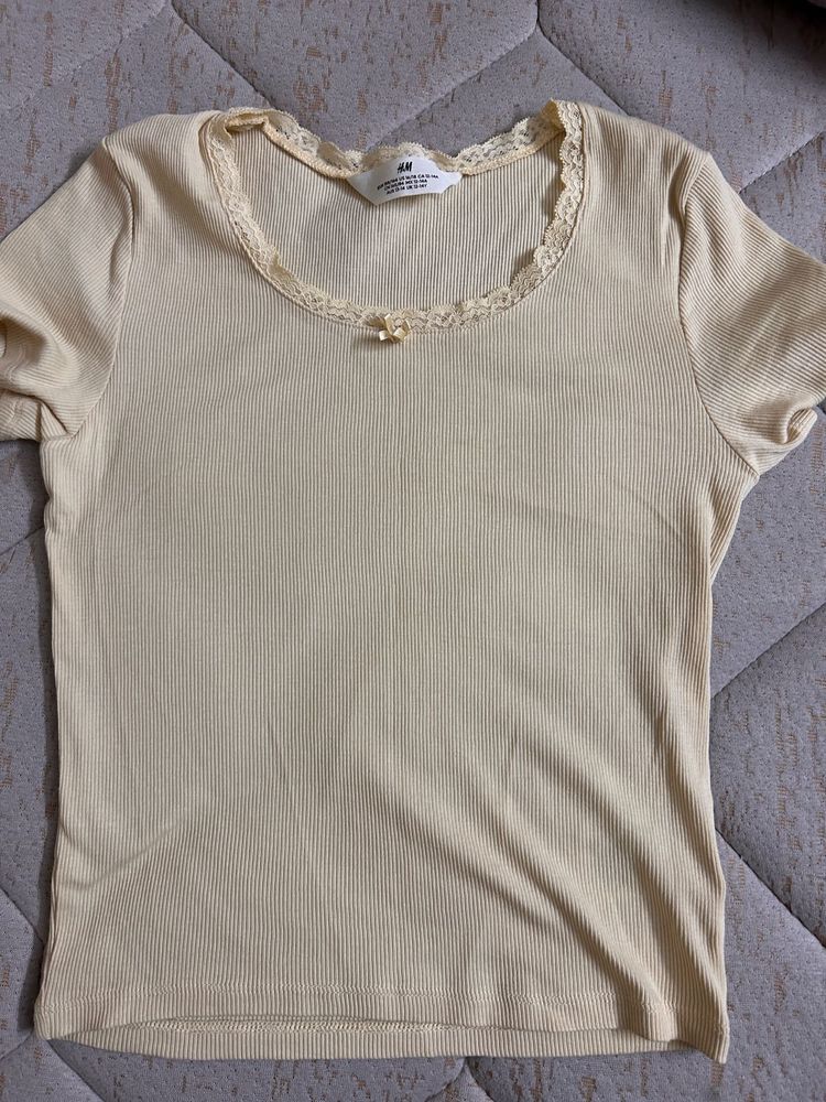 H&amp;M Bow And Lace Fitted Yellow Tee
