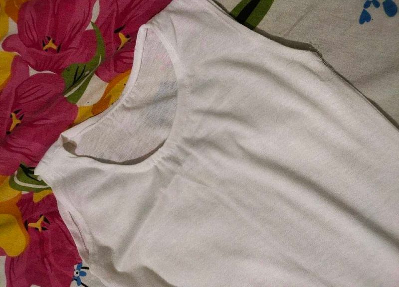 White Sleeveless inner top