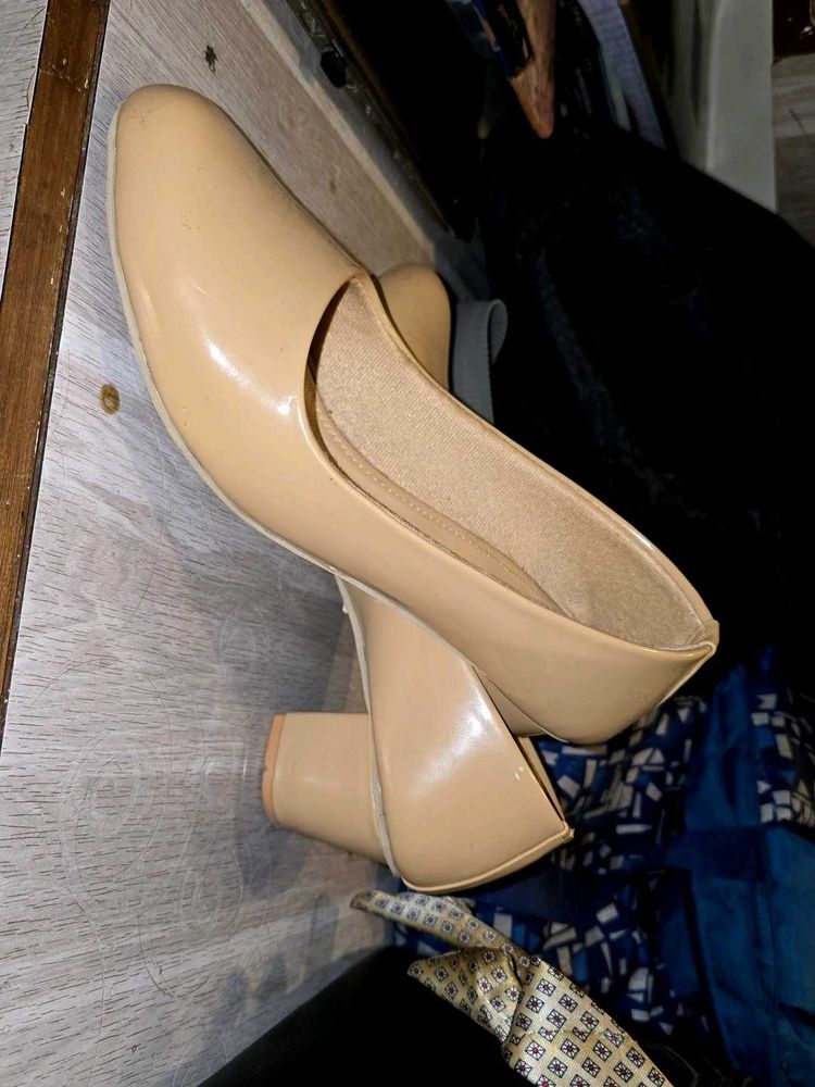 NUDE BLOCK HEEL PUMP