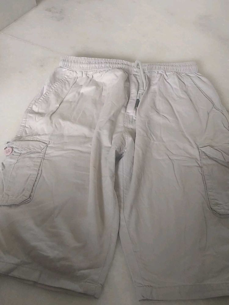 Offwhite Bermuda