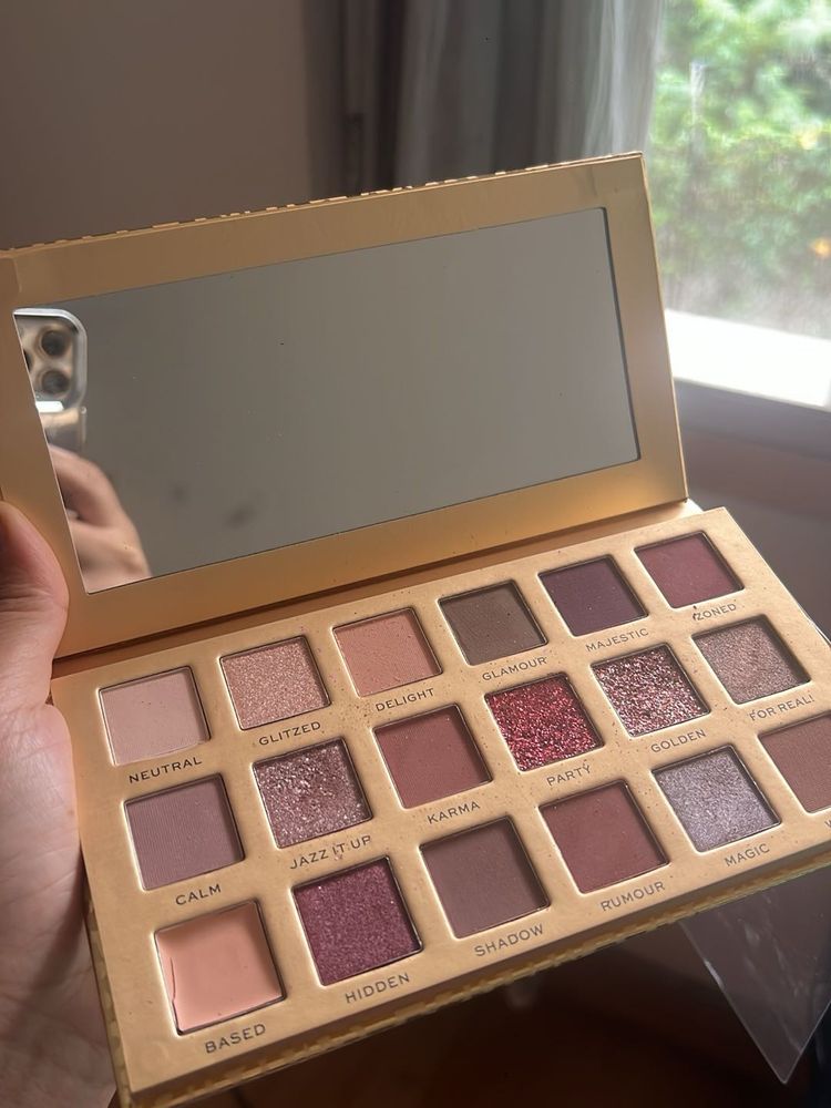 Beautiful Makeup Revolution London Eyeshadow Palet