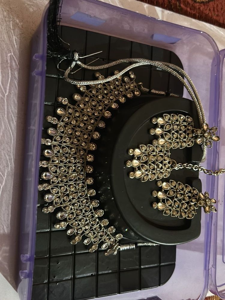 Neck Piece With Earnings And Mang Teeka