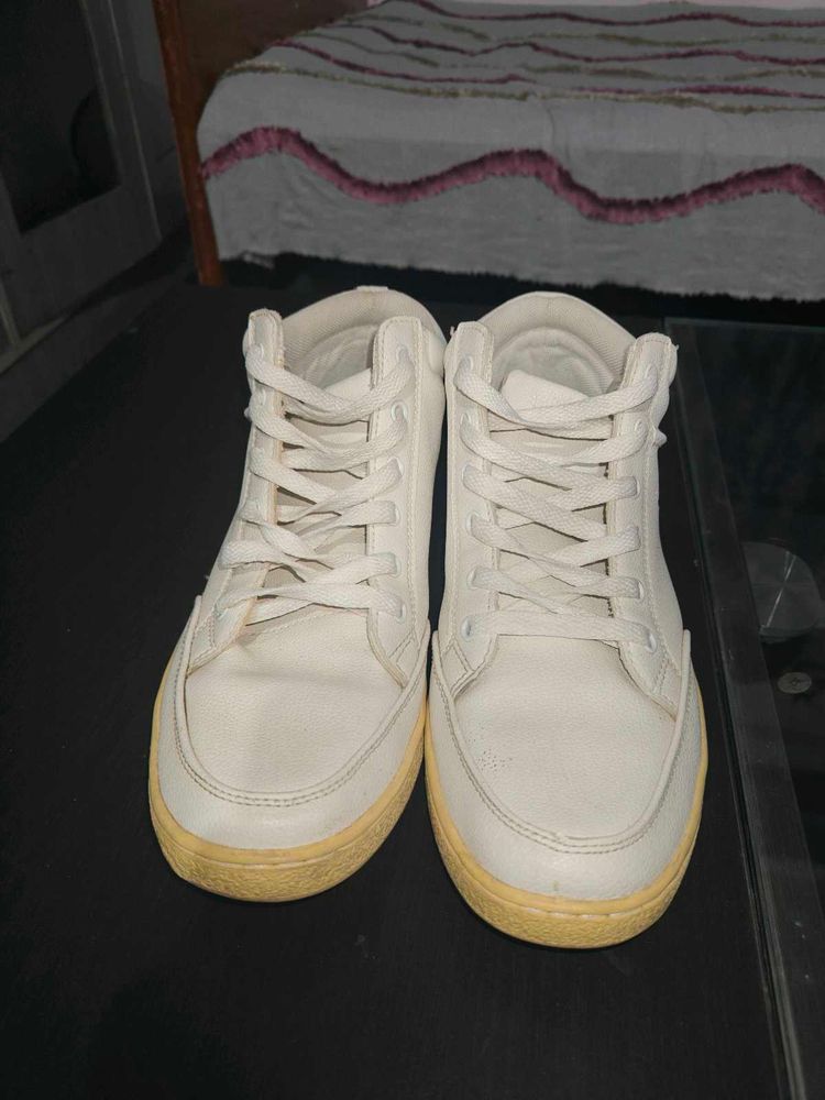 Orignal Us polo white sneaker.