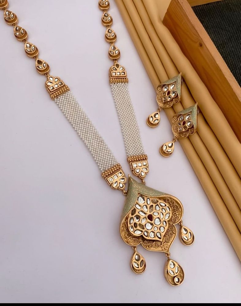 Elegant Kundan Necklace Set