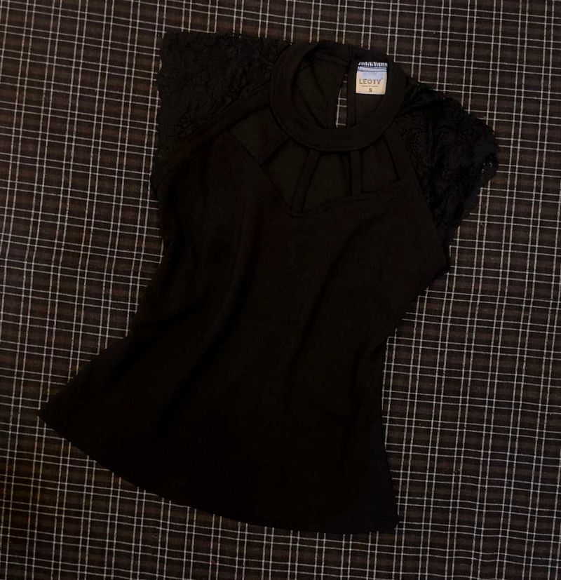 woman&#39;s front cut top