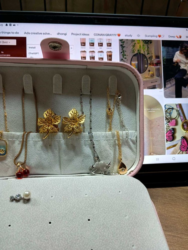 Lovely Vintage Jewellery Gold-tone Maple Earings