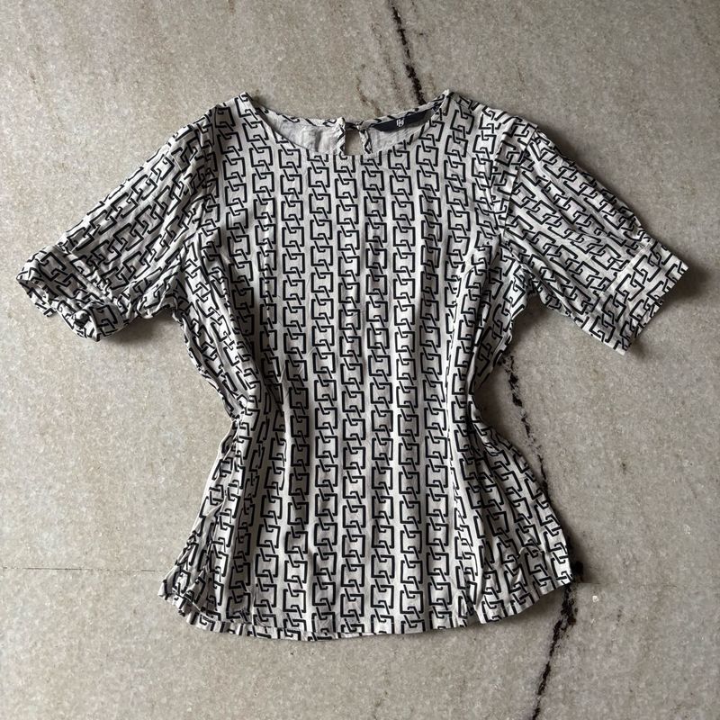 Chain-Print White &amp; Black Top