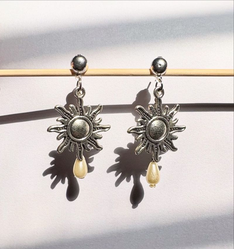 Metal sun with a pearl drop earring