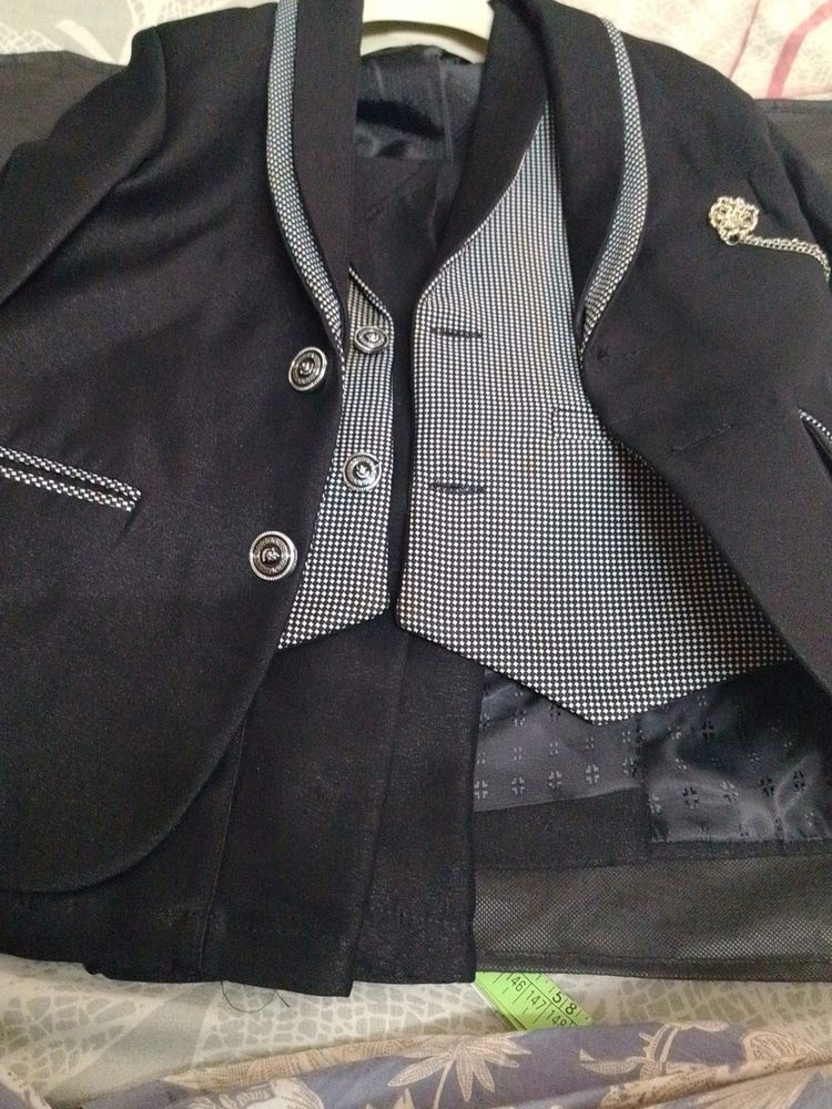 Kids Coat 🧥 Pant With Basket And Shirt