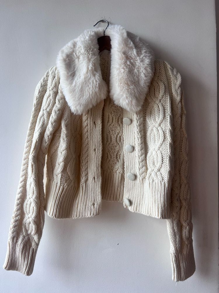 cable-knit sweater with a faux fur collar