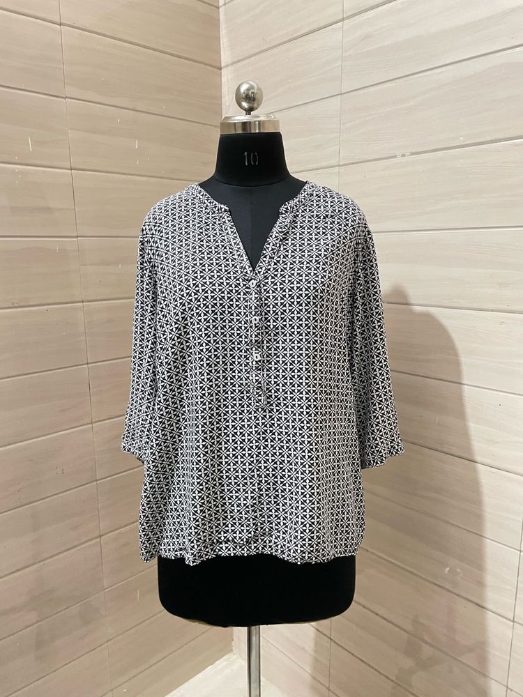 Patterned V-Neck Blouse