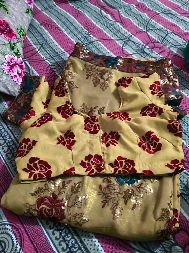 beautiful saree with stich blouse 💛