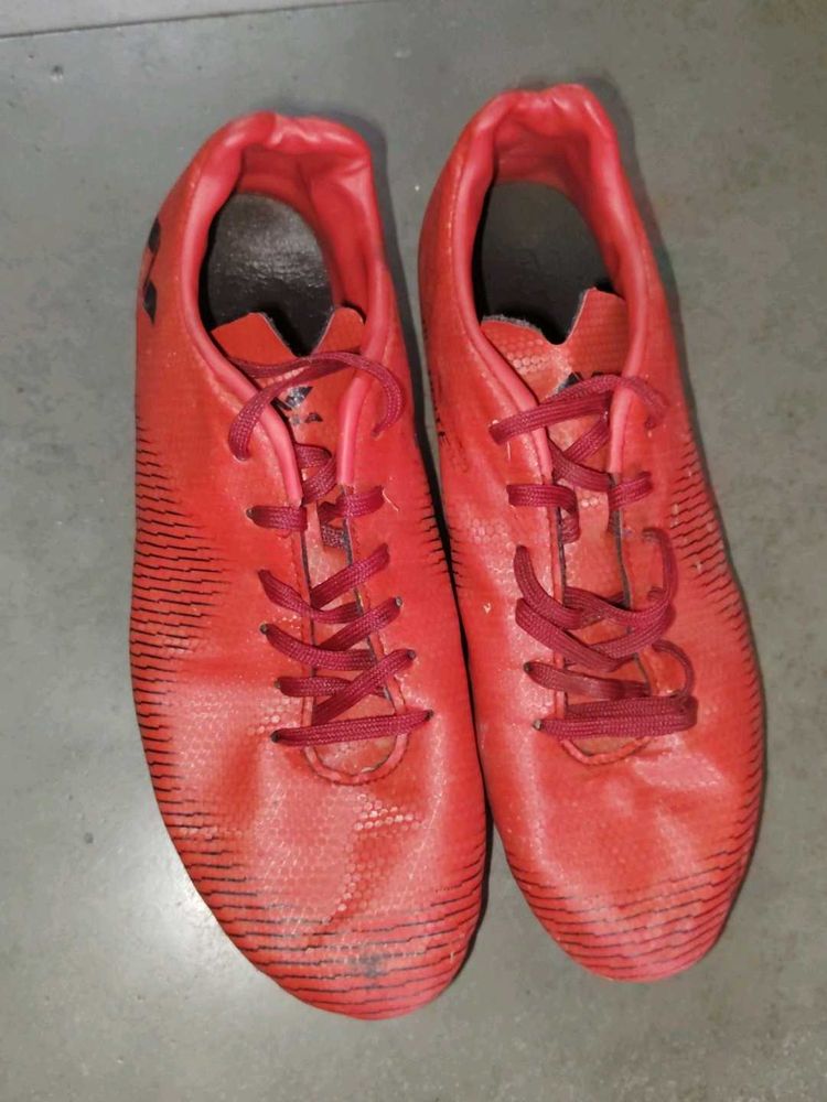 Nivia Red Athletic Cleats