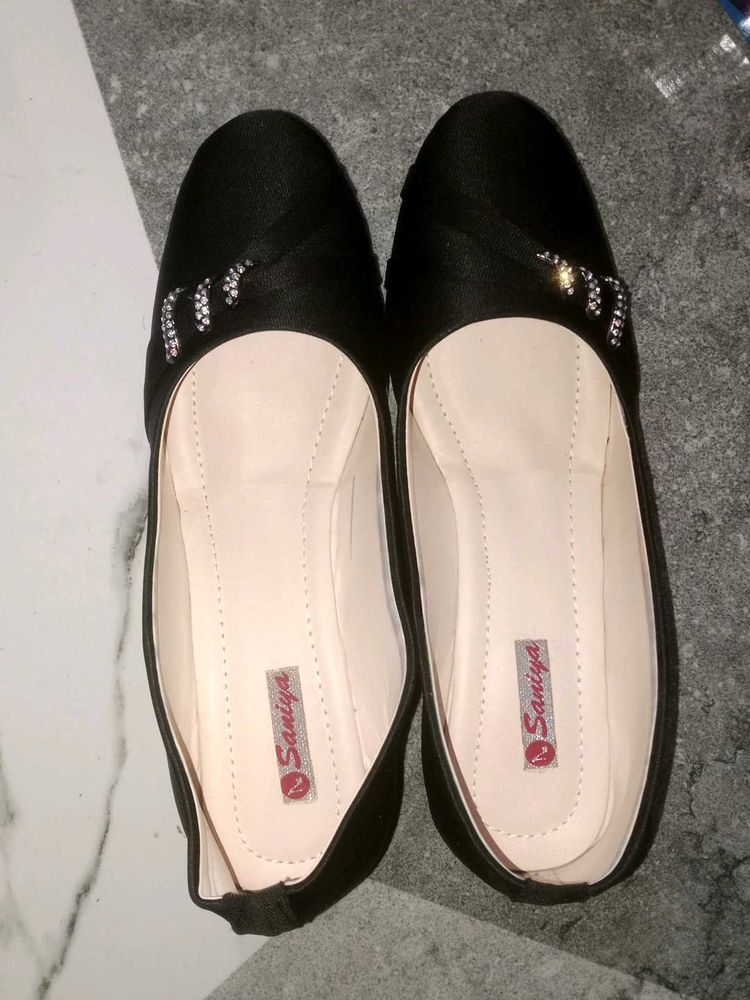 Saniya Black Flats
