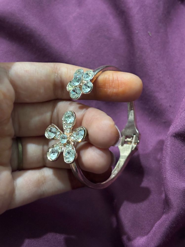 ANTI-TARNISH Floral Bangle Bracelet