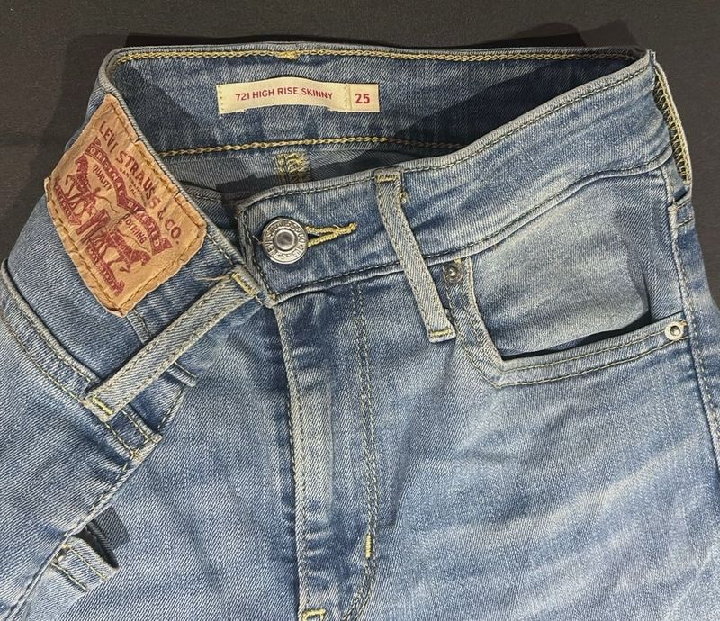 Levi&#39;s 721 High Rise Skinny Jeans - Size 25