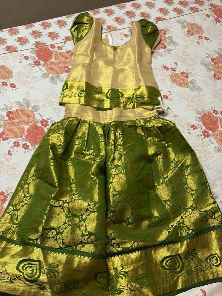 Girls&#39; Traditional Pattu Pavadai Set