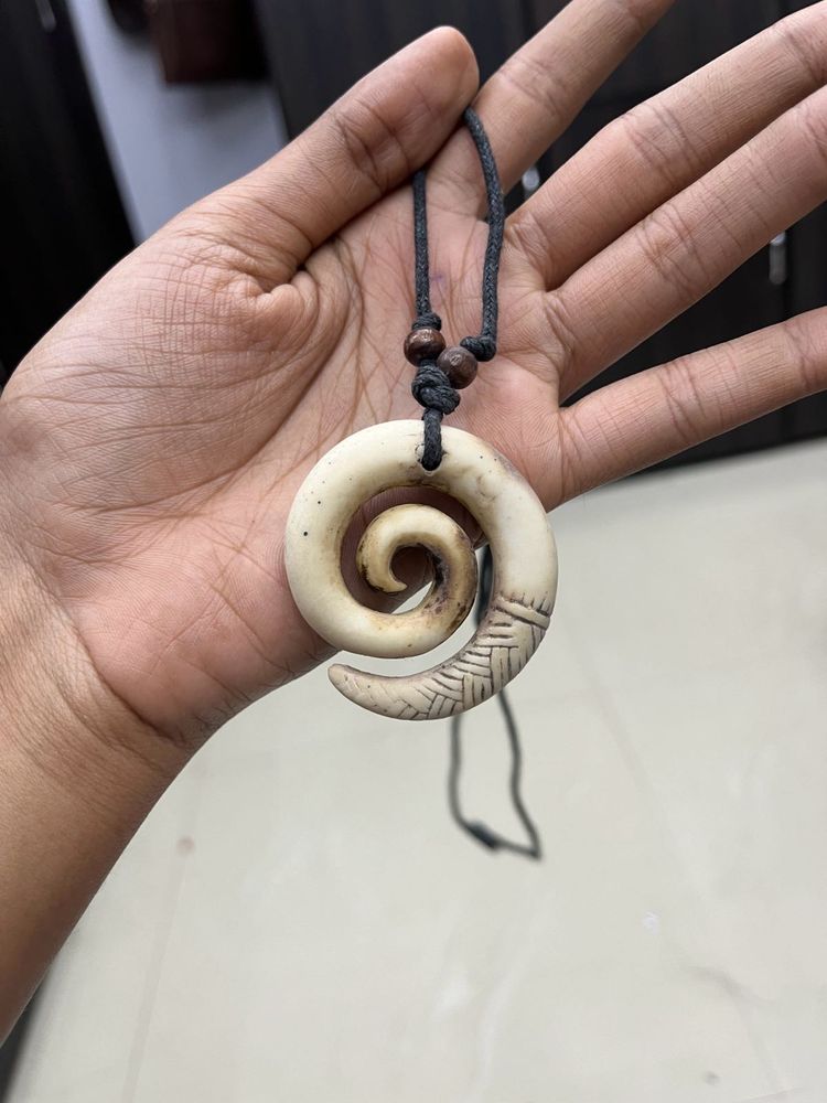 SET OF THREE NECKPIECES