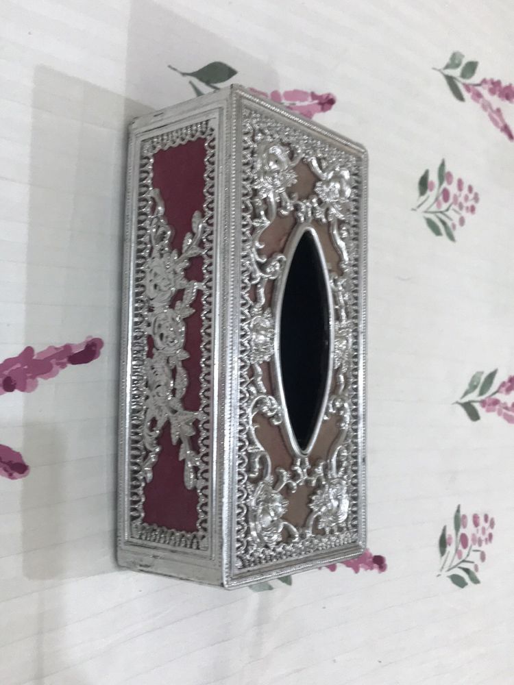 Ornamental Tissue Napkins HolderIt’s a tissu