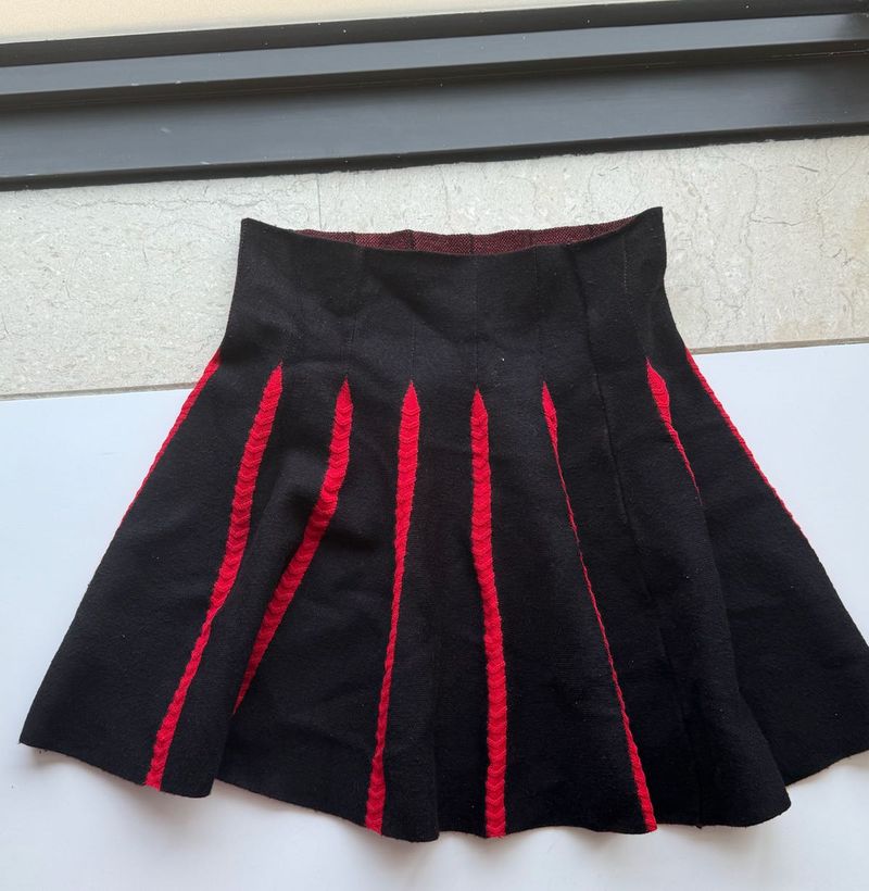 Chic Black &amp; Red Pleated Skirt