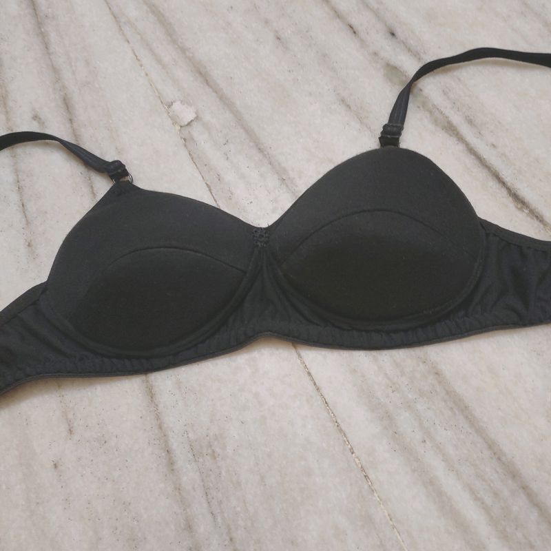 Woman : Black Colour Paded Bra ,Size 32- 80 Cm , Never Used ,Good Condition,No Flaws,Refer Images For Size