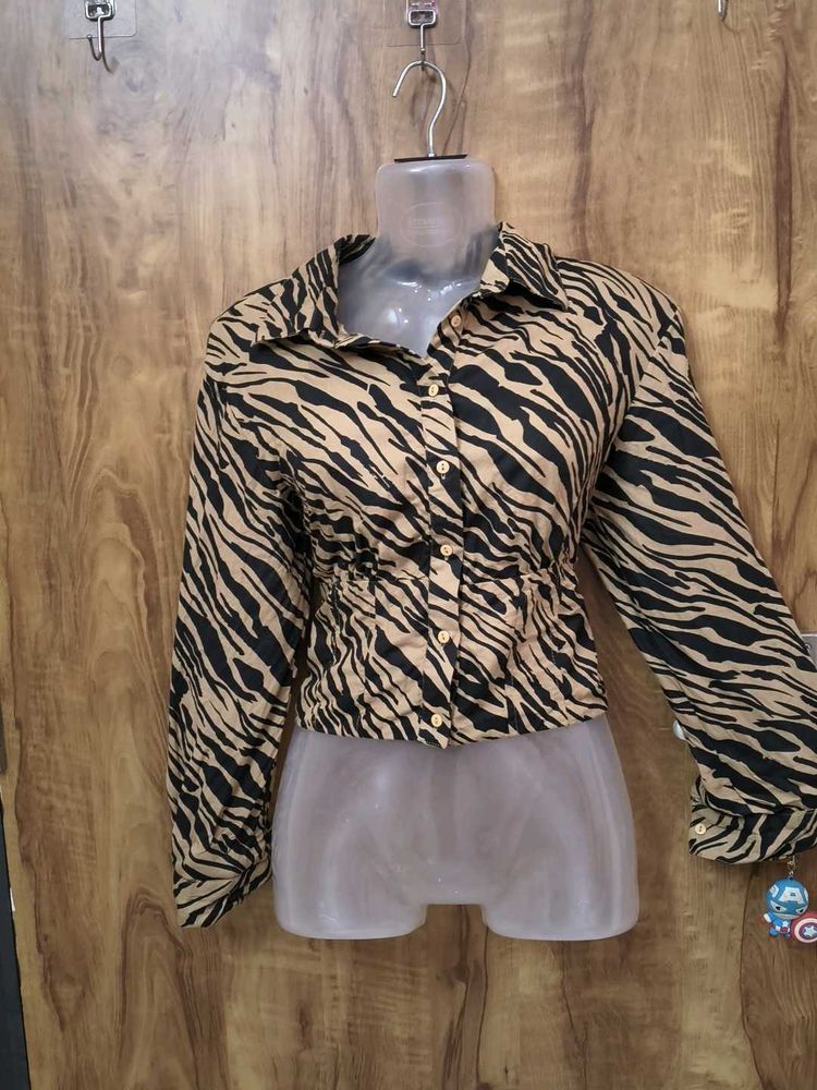 SAVANA..💝💖Animal Print Button-Down Top