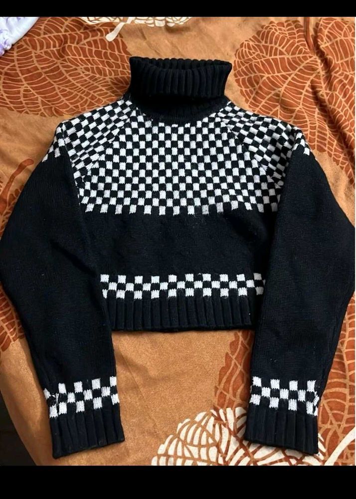 BLACK AND WHITE SWEATER