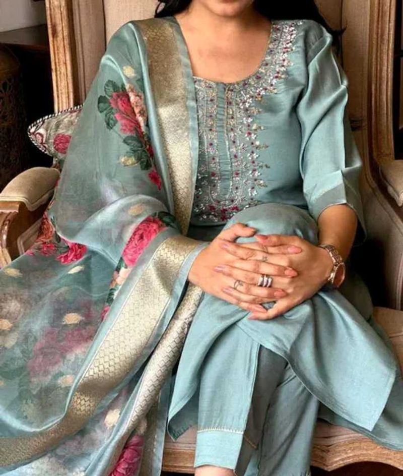 Elegant Embroidered kurta set