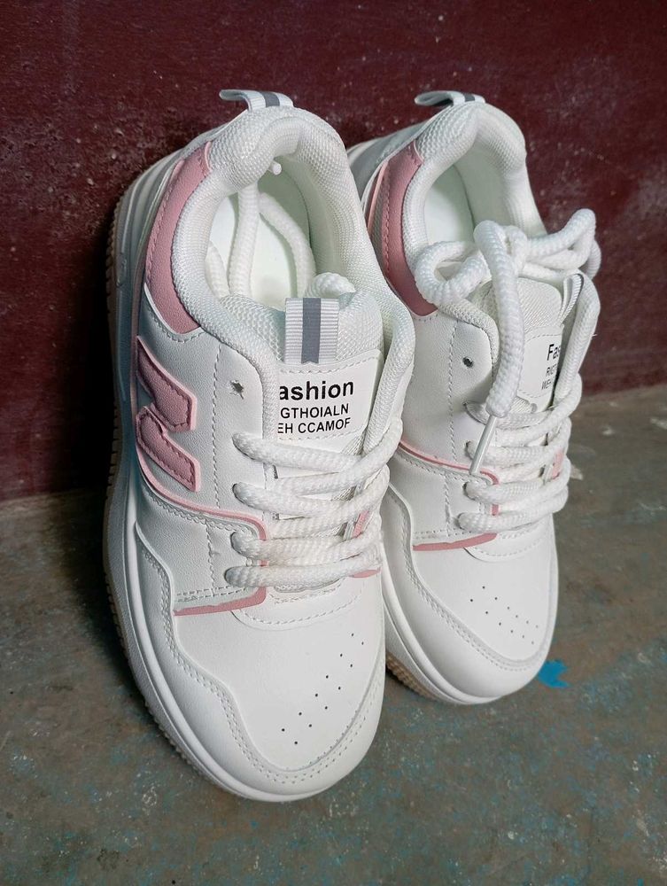 Women&#39;s White Sneakers 👟