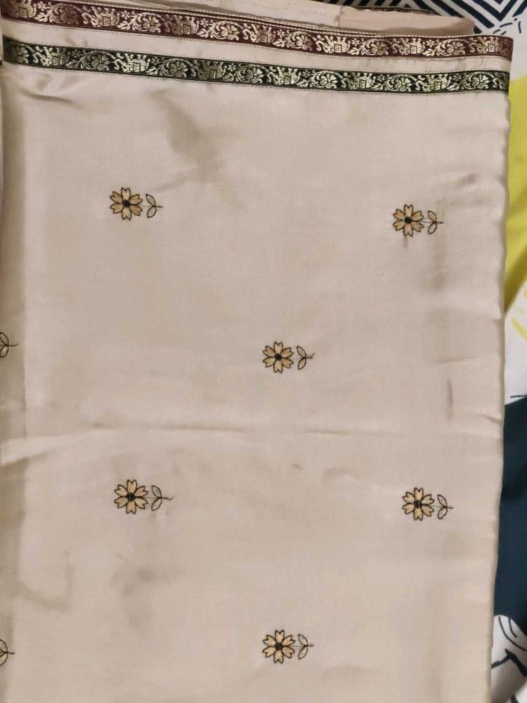 Saree With Blouse And Freebie