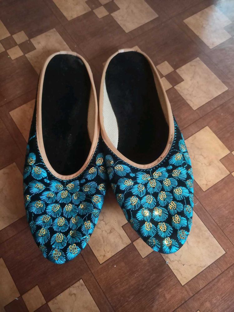 Rajasthani Floral Embroidered footwear