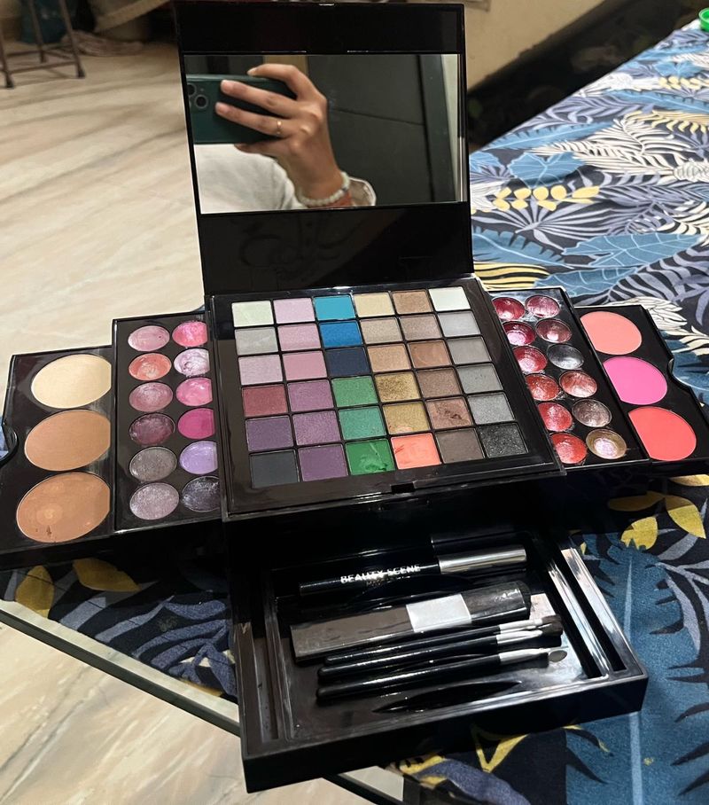 5hrs Sale 🔥Beauty Scene  Palette (Canada)