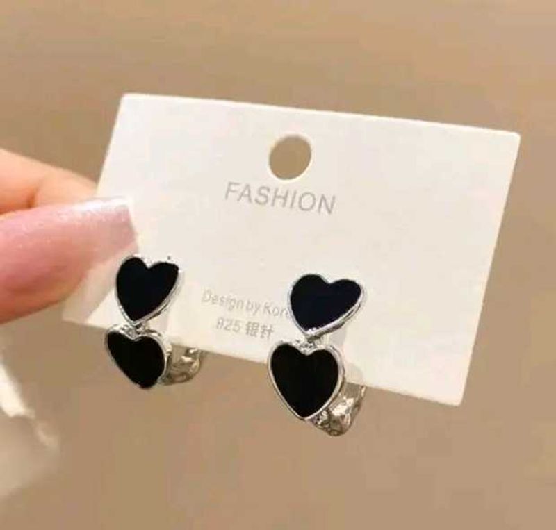 asthetic black heart earing