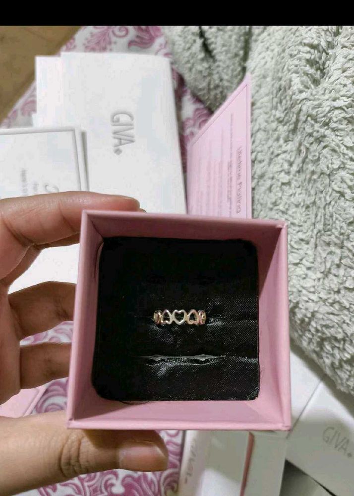 Giva Love Embrace Ring