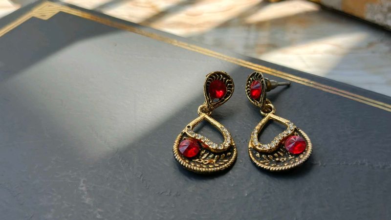 Vintage Style Red &amp; Gold Dangle Earrings ❣️