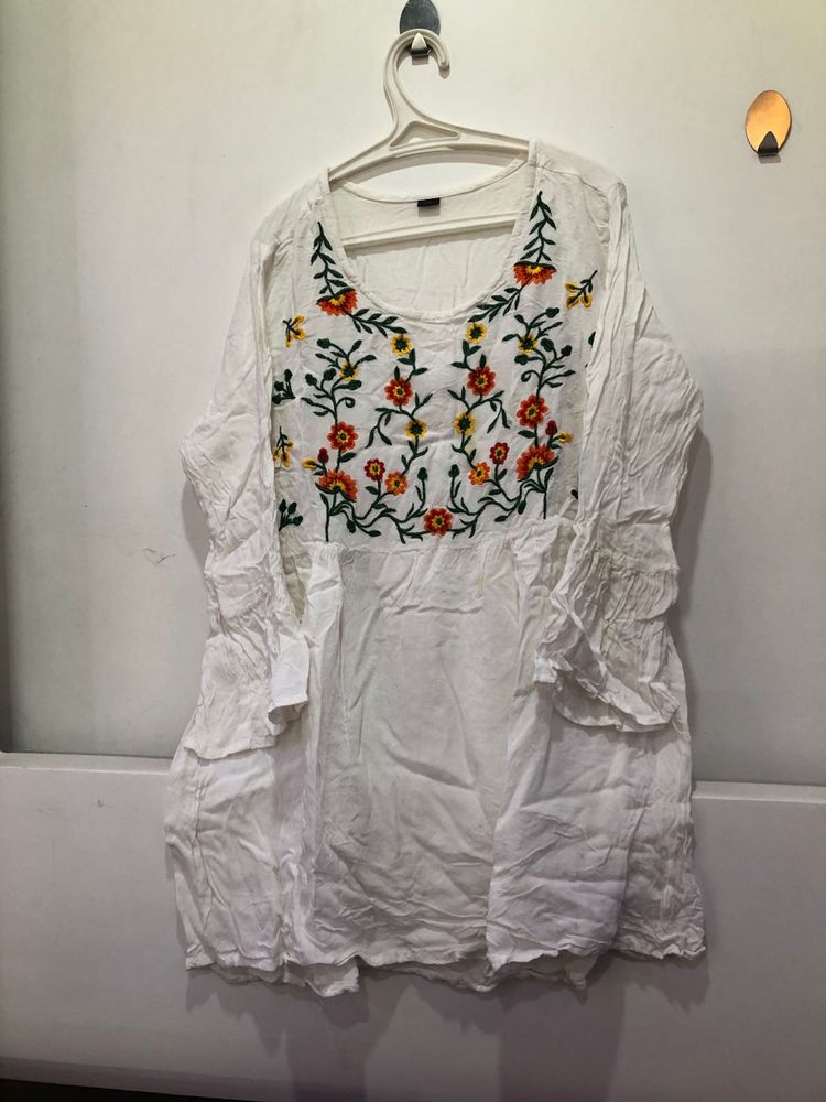 Floral Embroidered Top 🌷