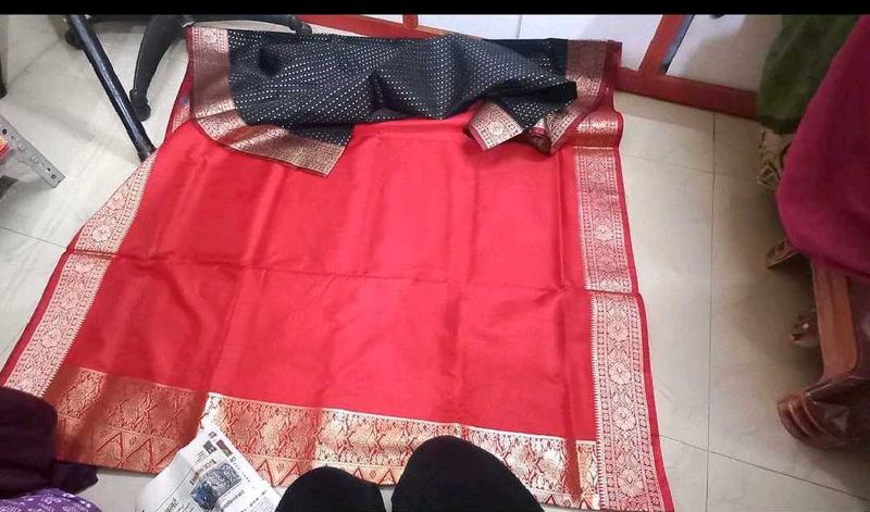 Tanchoi Banarasi Black And Red Saree