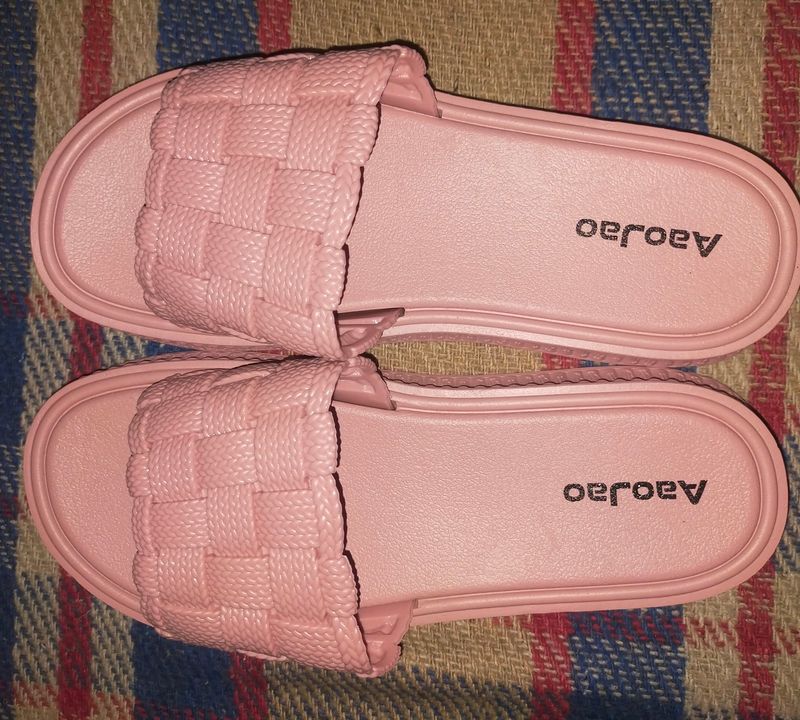 Women&#39;s slippers