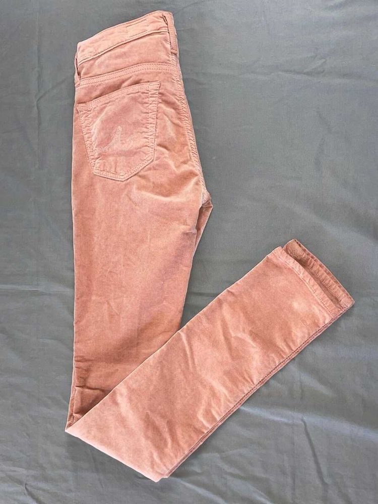 “Classic Brown Denim for Everyday Wear”