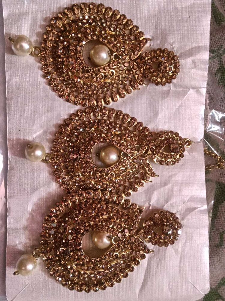 Earings And Mangtika Set