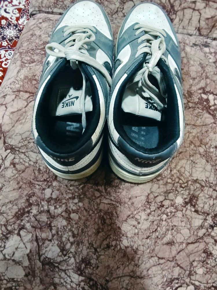 Off-grey Casual Sneakers