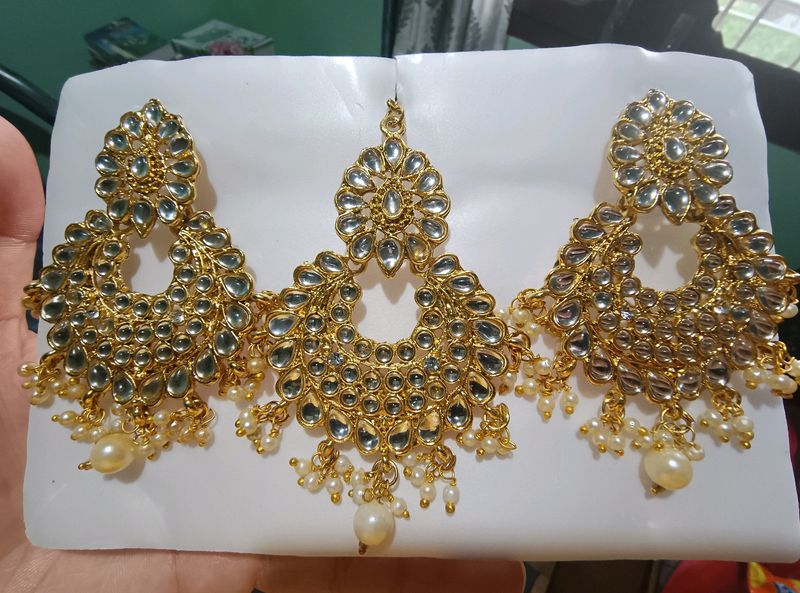 Zaveri Pearls Earrings And Mangtikka Set