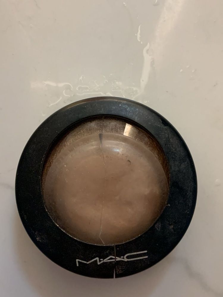 MAC Cosmetics highlighter