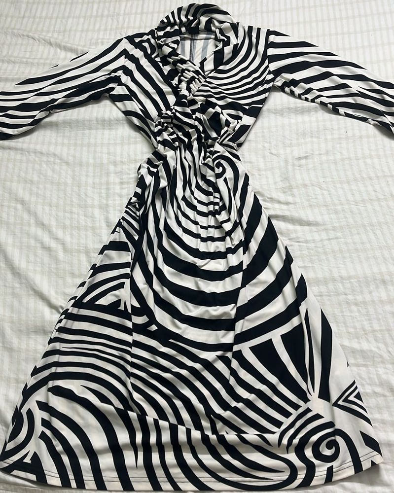 Abstract Striped Black &amp; White Maxi Dress