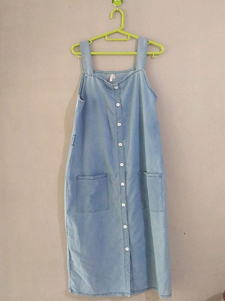 Denim Pinafore, Blue Colour, Sleevless, White Buttons, With Two Pockets(robe Included)
