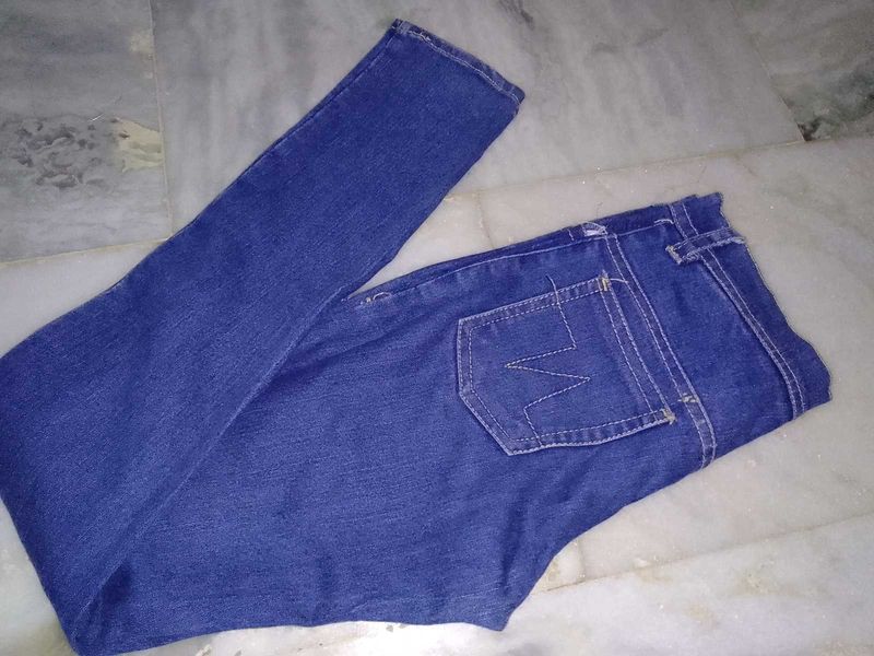 women&#39;s blue colour jeans